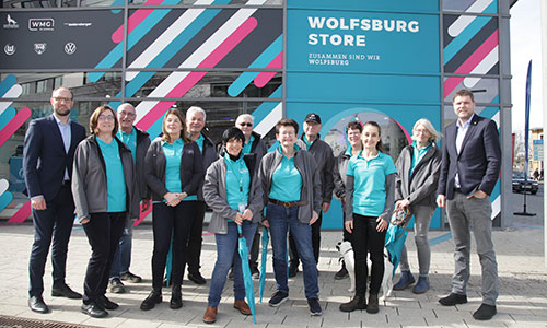 Wolfsburger Gästeführer mit einheitlicher Dienstkleidung