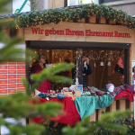 Eine Hütte auf dem Weihnachtsmarkt mit der Aufschrift "Wir geben Ihrem Ehrenamt Raum."