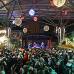 Wolfsburger Weihnachtsmarkt mit Ständen, Bühne und vielen Besuchern